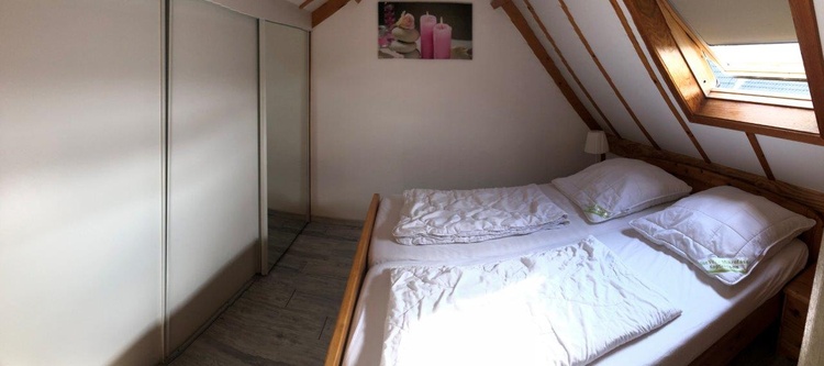 Schlafzimmer mit Doppelbett