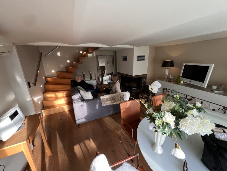 Wohnzimmer mit Kamin