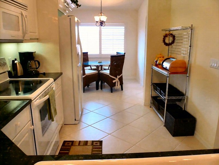 Küche mit Frühstücksraum (Hintergrund)