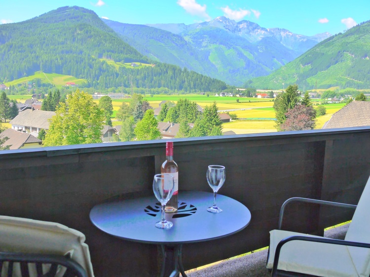 Balkon mit Panoramablick auf die Berge