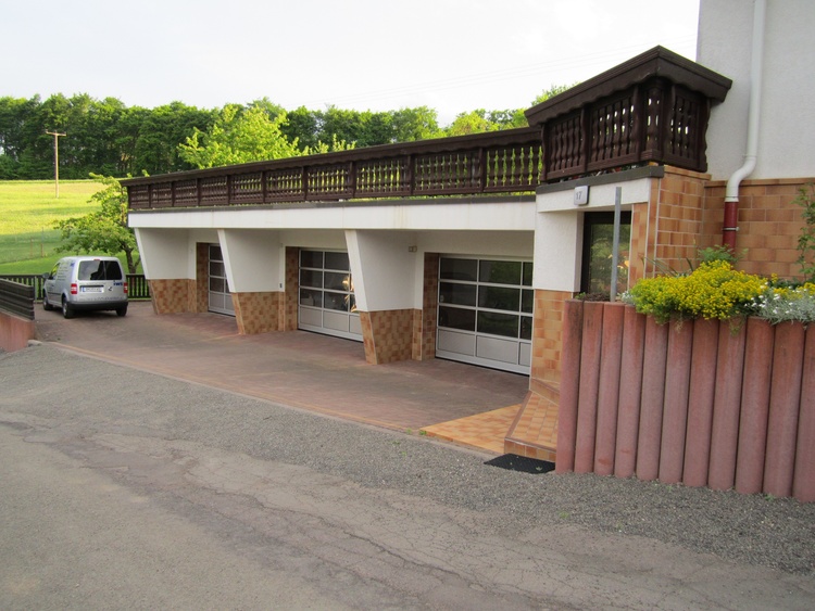 Parkplatz und Garagen