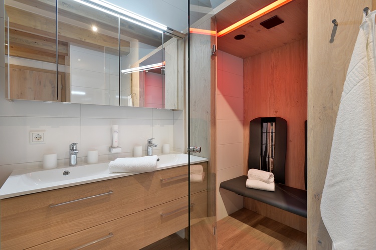 Badezimmer mit Infrarotkabine und Dampfdusche