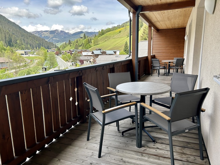 Balkon mit Möbeln
