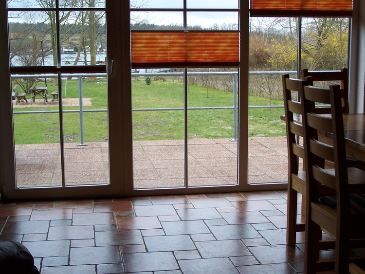 Blick über die Terrasse in den Garten