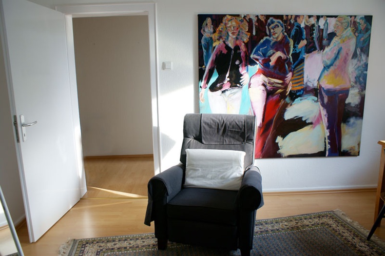 Zimmer Ost mit Bild und Sessel