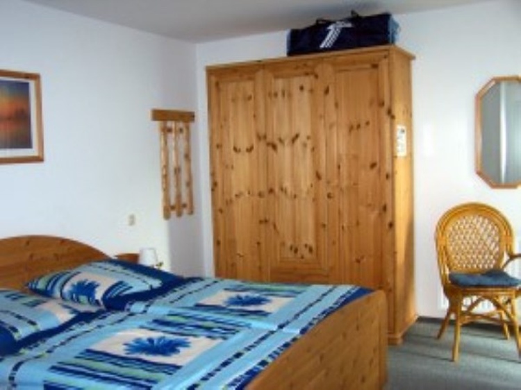 bequemes Doppelbett mit neuen Matratzen ausgestattet.