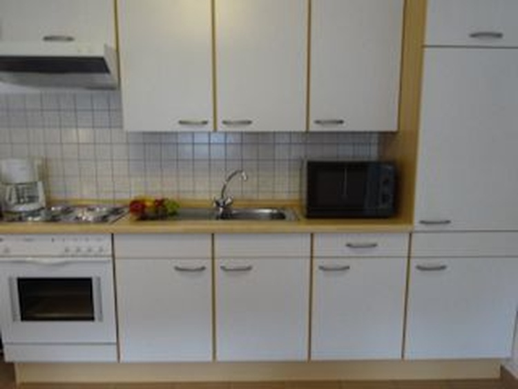 Moderne Einbauküche mit Mikrowelle