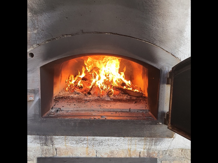 Holzbackofen, frisches Brot, Pizza, Flammkuchen