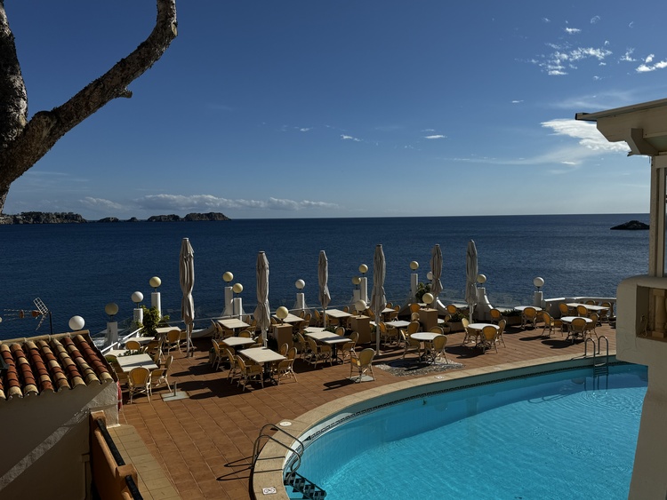 der Blick auf den Pool vor unserem Eingang