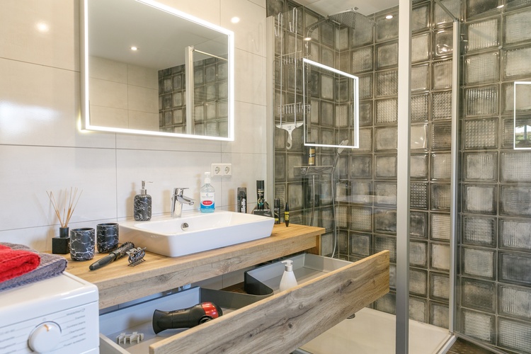 große Bad mit Waschmaschine und Trockner