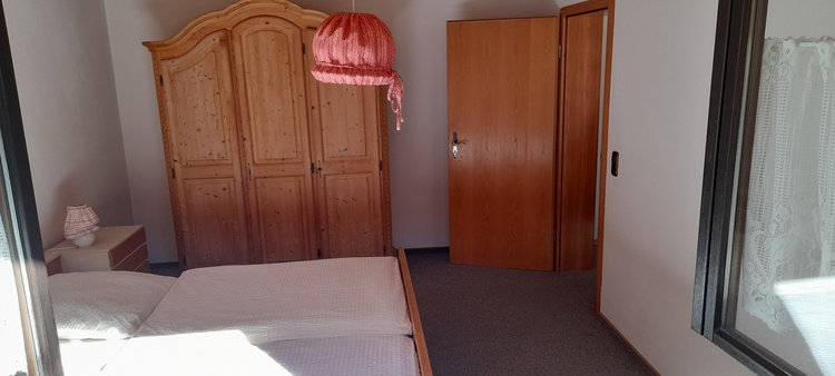 Schlafzimmer mit Doppelbett