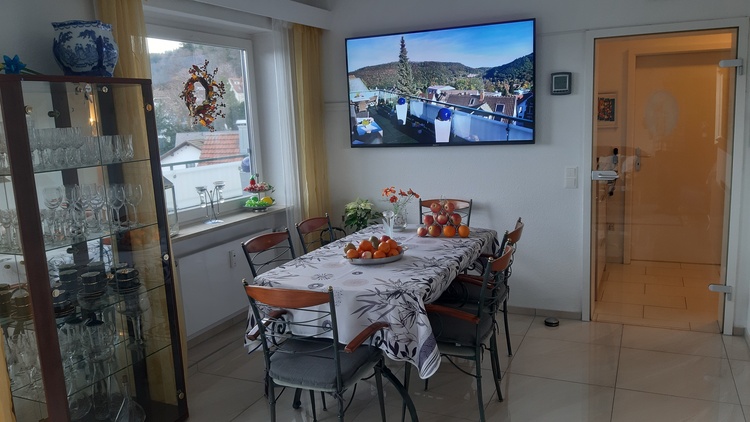 Esszimmer mit 65 Zoll TV