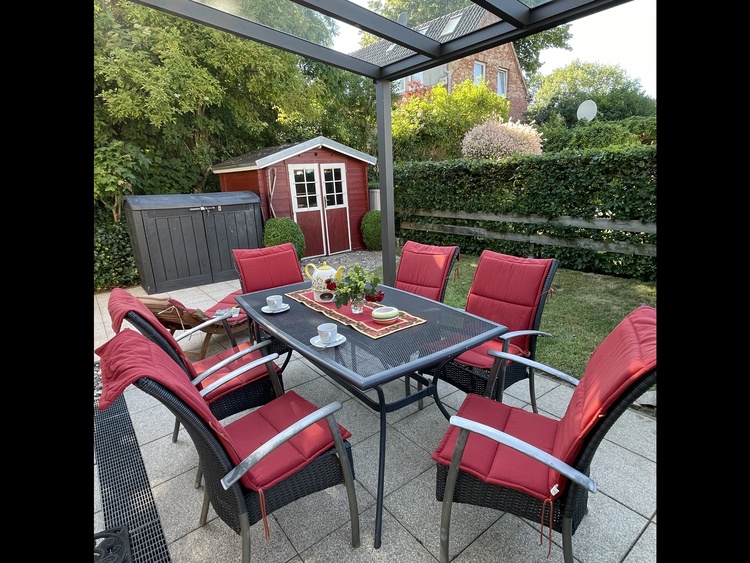 Sonnenterrasse mit Gartenmöbel