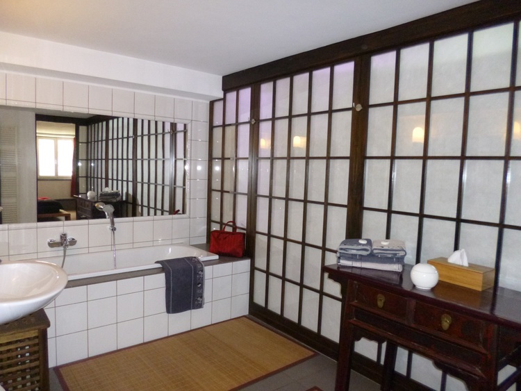Das geräumige Badezimmer des Duplex "Zen".