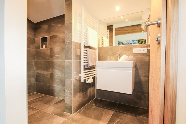 modernes Badezimmer