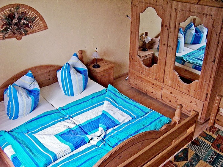 Doppelbett auf Wunsch mit Kinderreisebett (Etagenbett auch im Schlafzimmer)