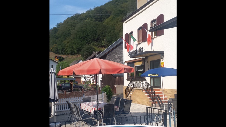 Auf einem bequemen Stuhl auf der Terrasse "Chillen" ...