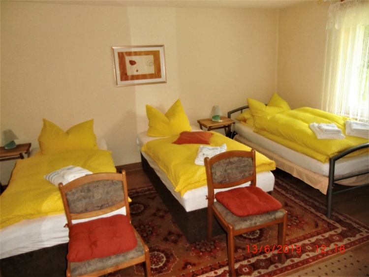 Schlafzimmer mit 2 Liegen und Bett