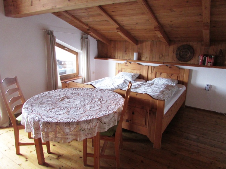 Schlafzimmer mit Zirbenholzbetten