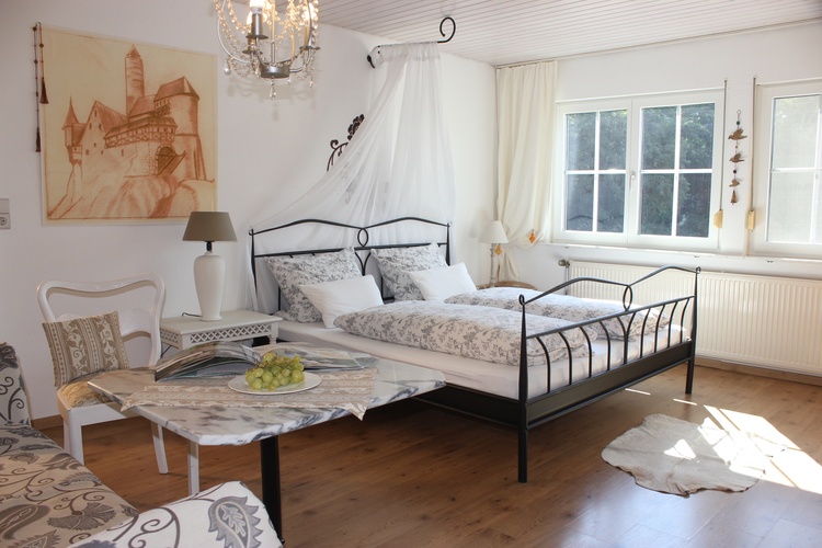 Die "Bebenburg", der Blick direkt in's weite Grün...