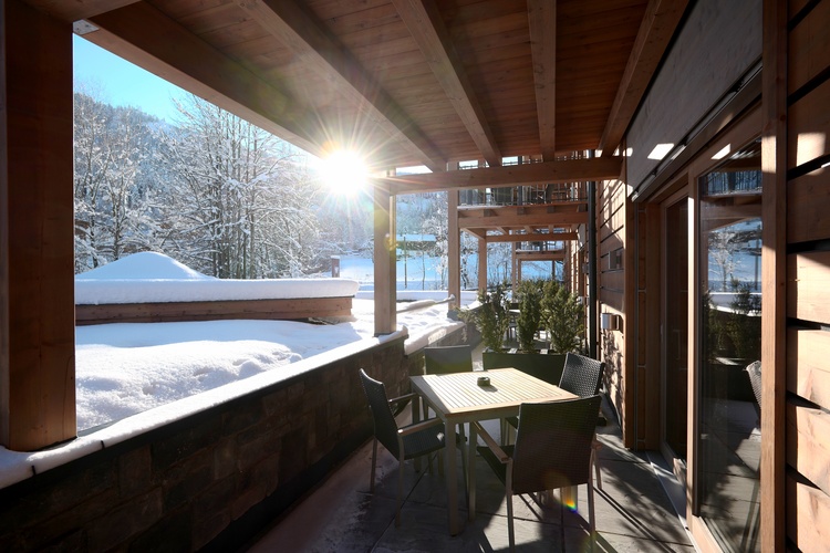Balkon / Terrasse mit Tisch und Stühle