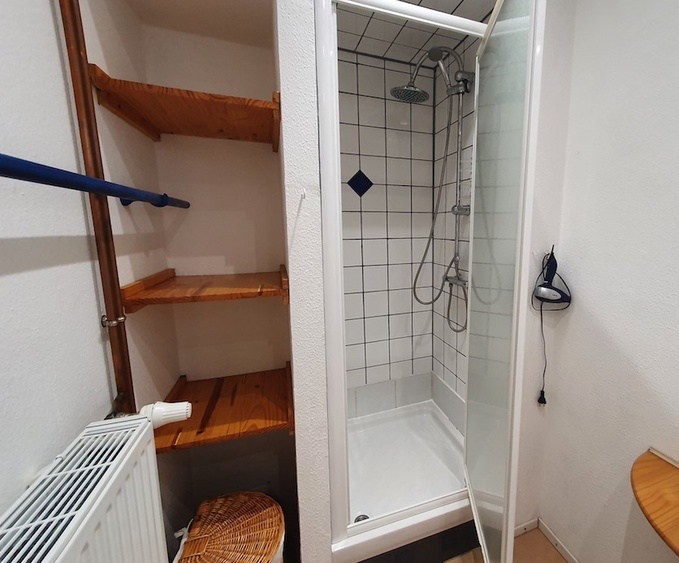 Dusche in Badezimmer