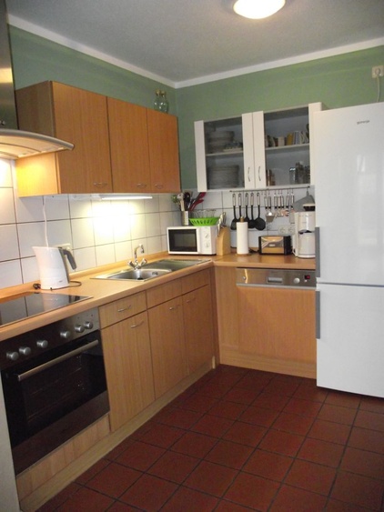 Küche mit Spülmaschine, Herd mit Ceranfeld, Kühlschrank mit Gefrierfächer