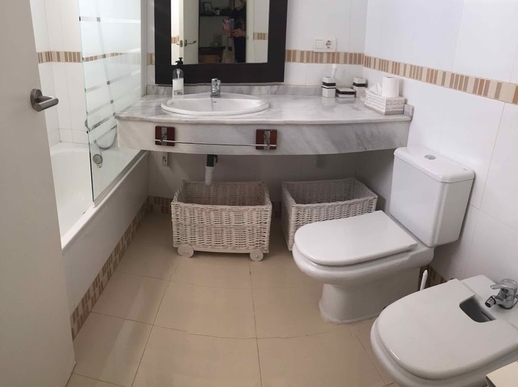 Badezimmer zum Schlafzimmer gehorend