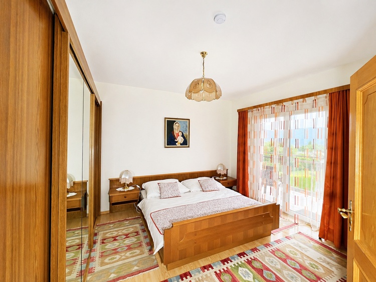 Zweites Schlafzimmer mit direktem Zugang zum Balkon und traumhaftem Blick auf den See