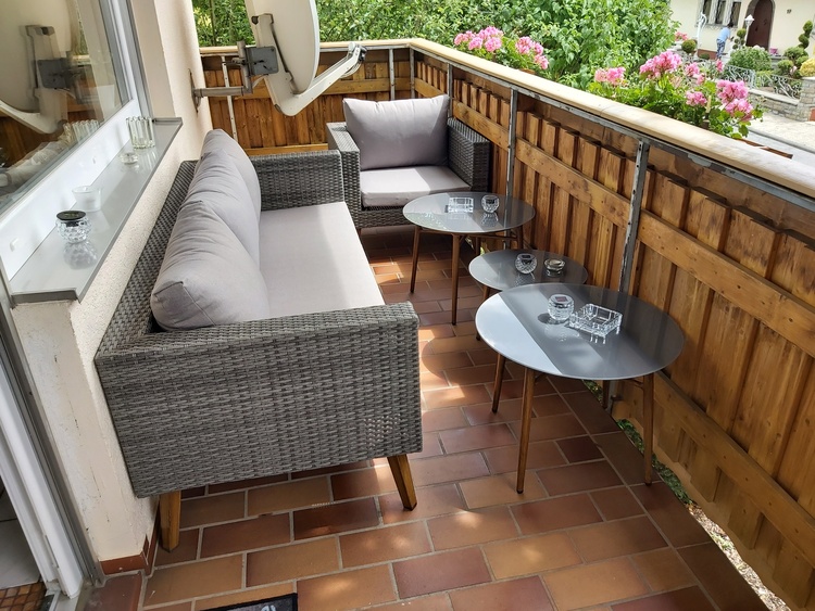 Lounge auf dem überdachten Balkon