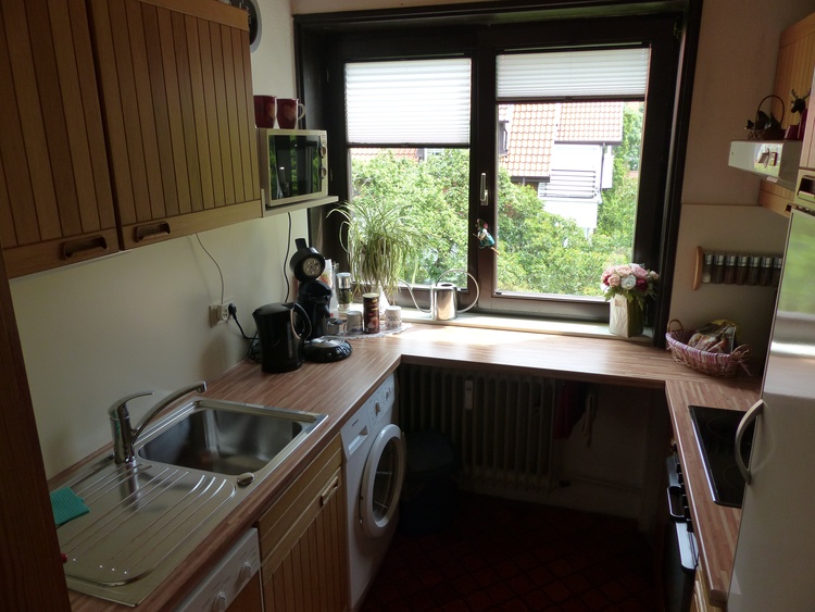 Küche mit Geschirrspüler, Backherd usw.