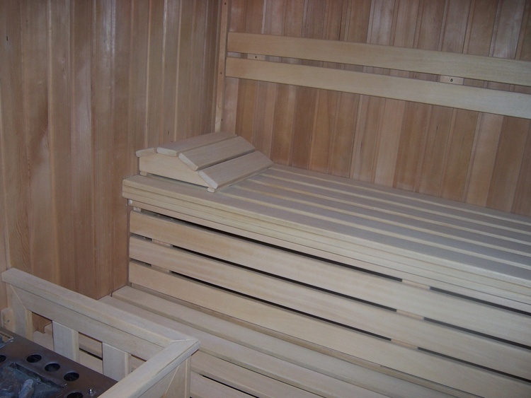 Wenn das Wetter nicht passt oder es abends kühler wird, wartet die Sauna im Keller..