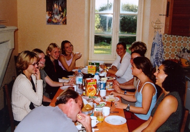 Die große Küche mit offenem Kamin.