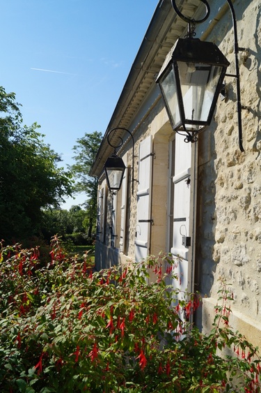 Ferienhaus mit Naturstein-Fassade.