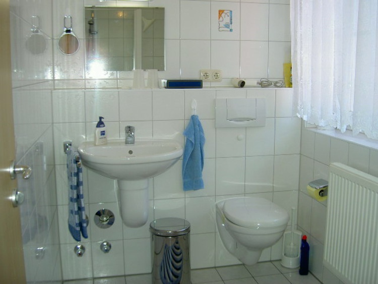 Bad mit Waschbecken, Toilette