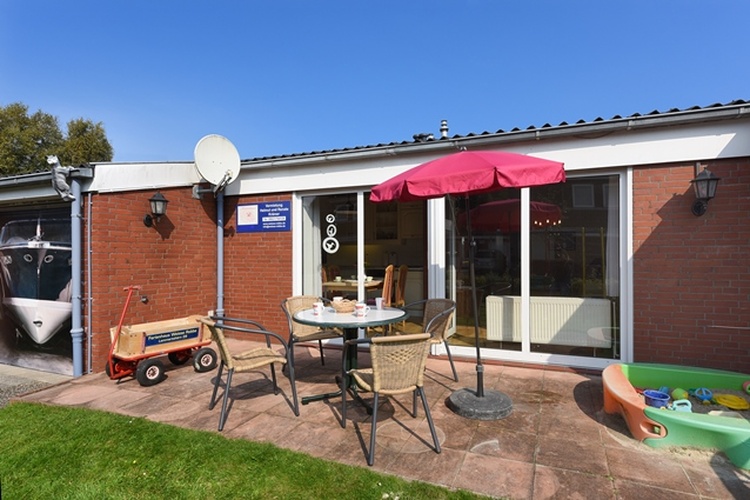 Terrasse mit Gartenmöbel, Grill und eig. Bollerwagen