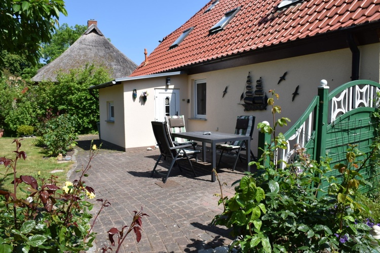 Rückseite Haus mit Terrasse