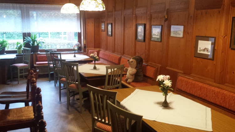 Der vordere Gastraum mit 20 Sitzplätzen, Kachelofen und Theke