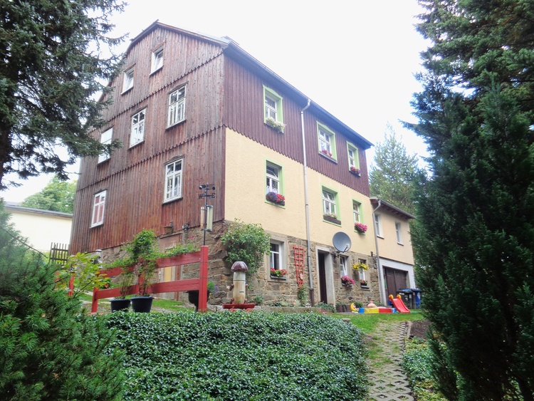 Unser Pensionshaus Gartenseite mit Spielplatz