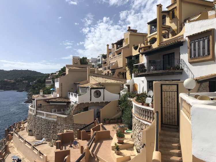 Ein schöner Blick auf die mediterrane Anlage