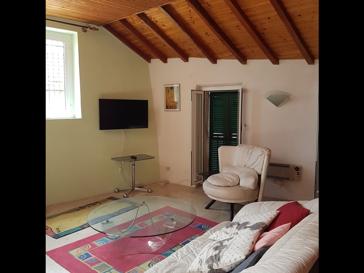 Großes gemütliches Wohnzimmer mit Fernseher