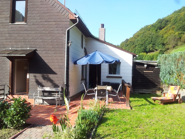 Terrasse zum Fuße des Berghanges