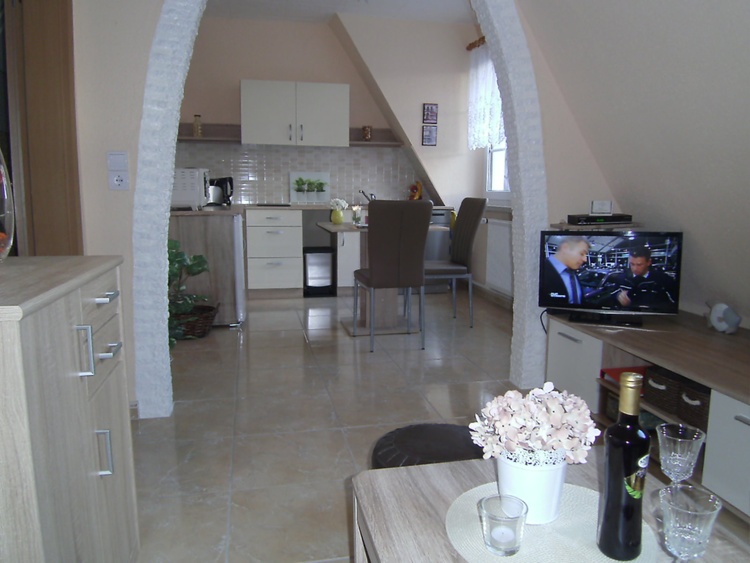 Küche durch Rundbogen zum WZ getrennt