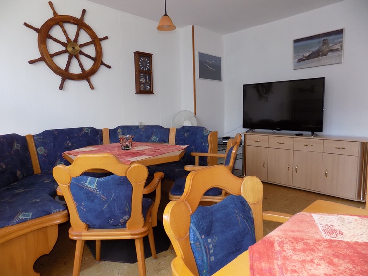 Aufenthaltsraum mit TV und Balkon