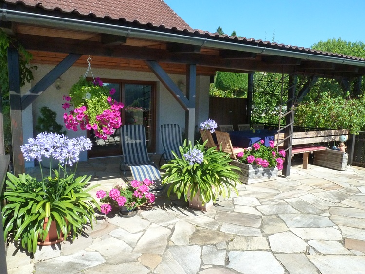 Schöne große Terrasse mit Sonnenliegen