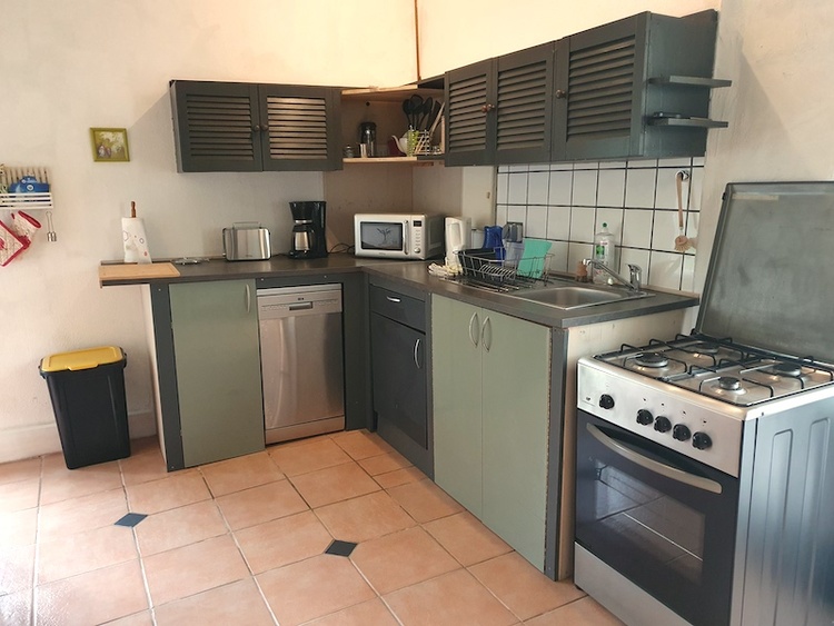 Gut ausgestattete Küche