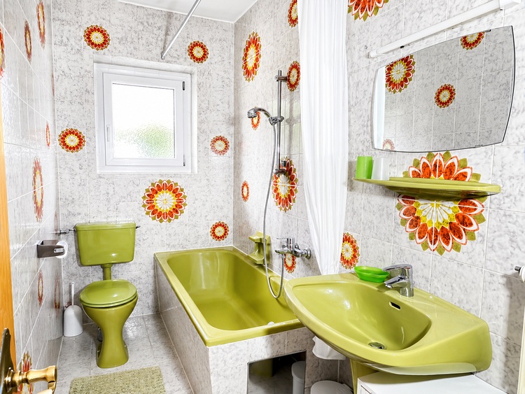 Rustikales Badezimmer mit großer Badewanne für entspannte Momente