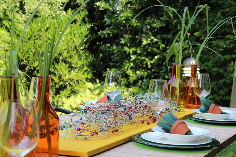 Gedeckte Tafel im Aussenbereich