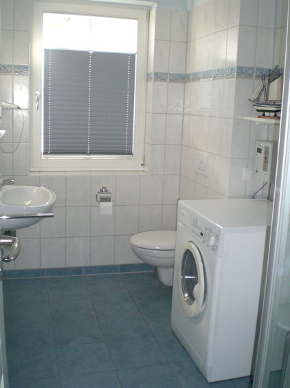 Bad mit Waschtrockner (gegen Gebühr)