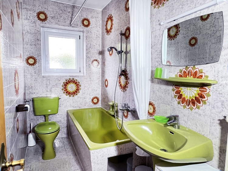 Entspannung im Bad mit großer Wanne